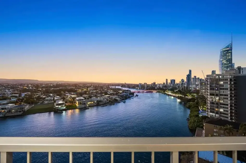 Surfers Paradise 2બેડરૂમ ENJOY SUNRISE OVER THE OCEAN & SUNSET OVER THE RIVER. PANORAMIC VIEWS THAT WILL TAKE YOUR BREATH AWAY