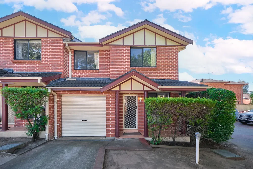 Blacktown 3chambre Spacious Street-Front Townhouse – Ideal Investment or Family Home