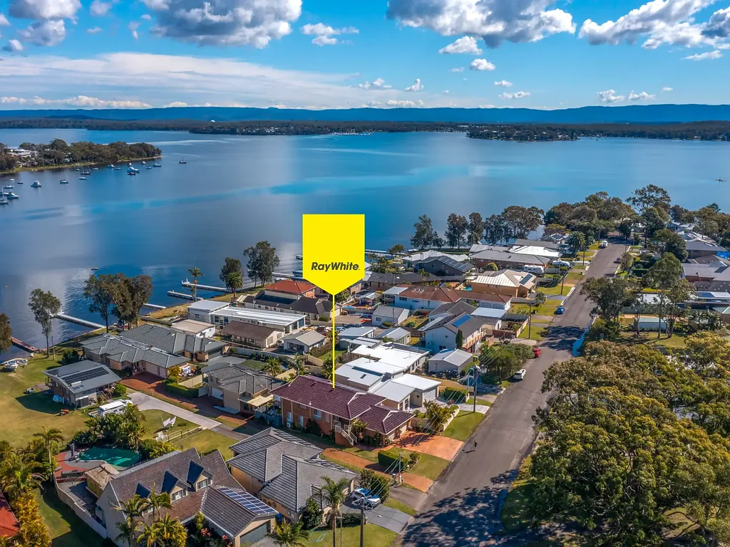 Summerland Point 4 Bedroom Gorgeous, Generous on Gordon
