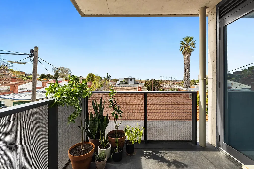 St Kilda 1ਬੈੱਡਰੂਮ Rear of the block, Elevated apartment, With balcony!