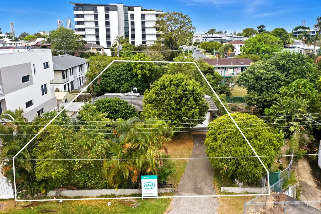 Southport 6ਬੈੱਡਰੂਮ Double the Potential: Prime Southport Properties – Buy One or Both!