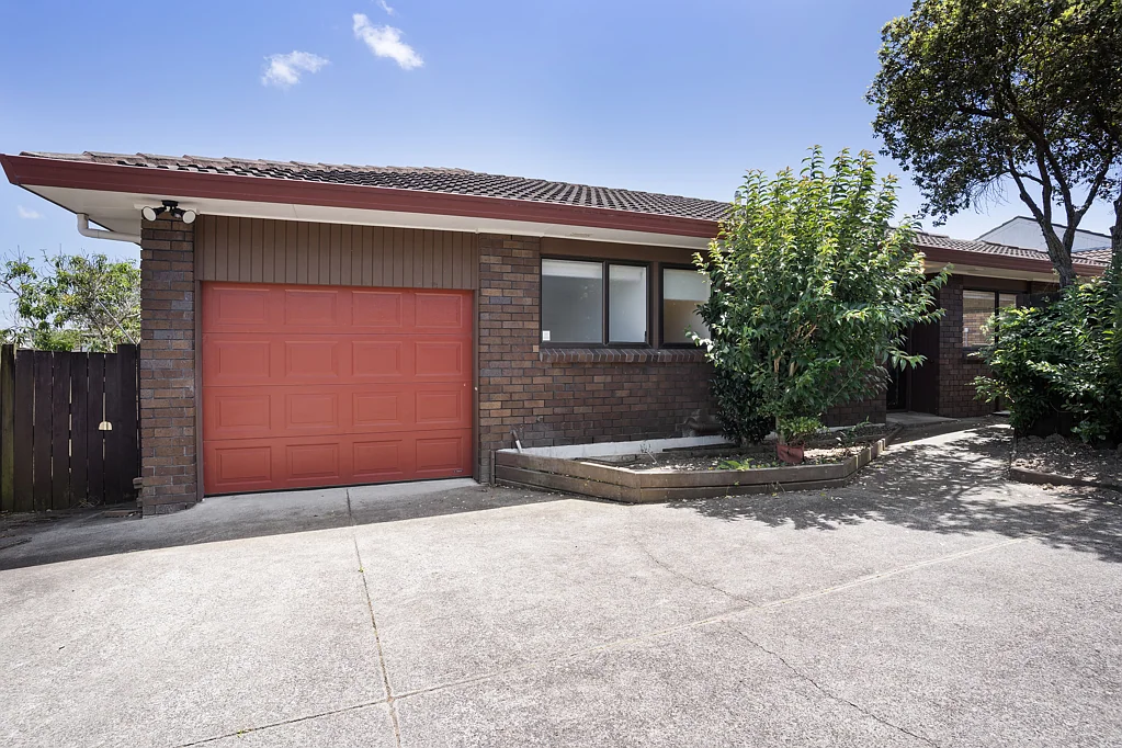 3 bed family home internal garage near top schools