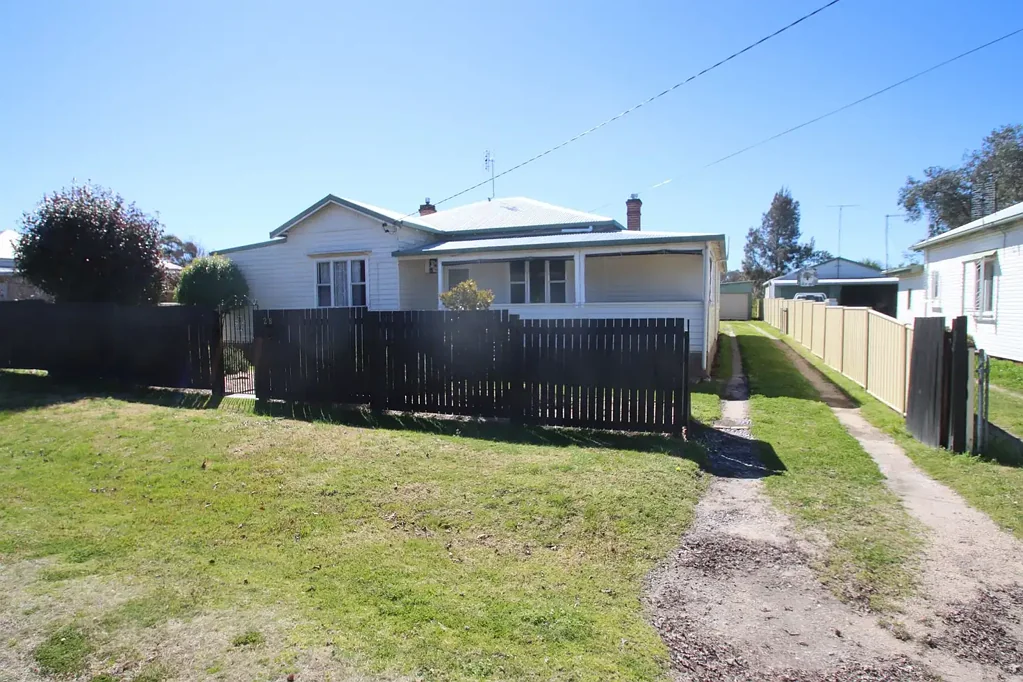 Tenterfield 4Phòng ngủ Solid family home..