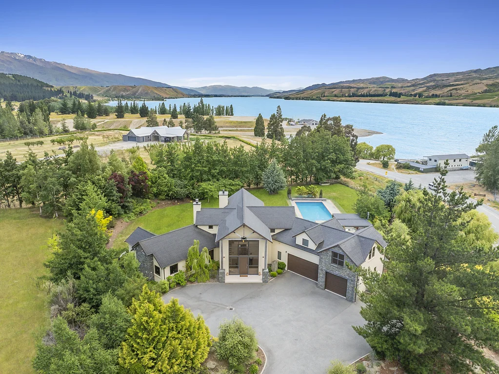 Cromwell 5房  Motivated vendor, exceptional lakefront offering