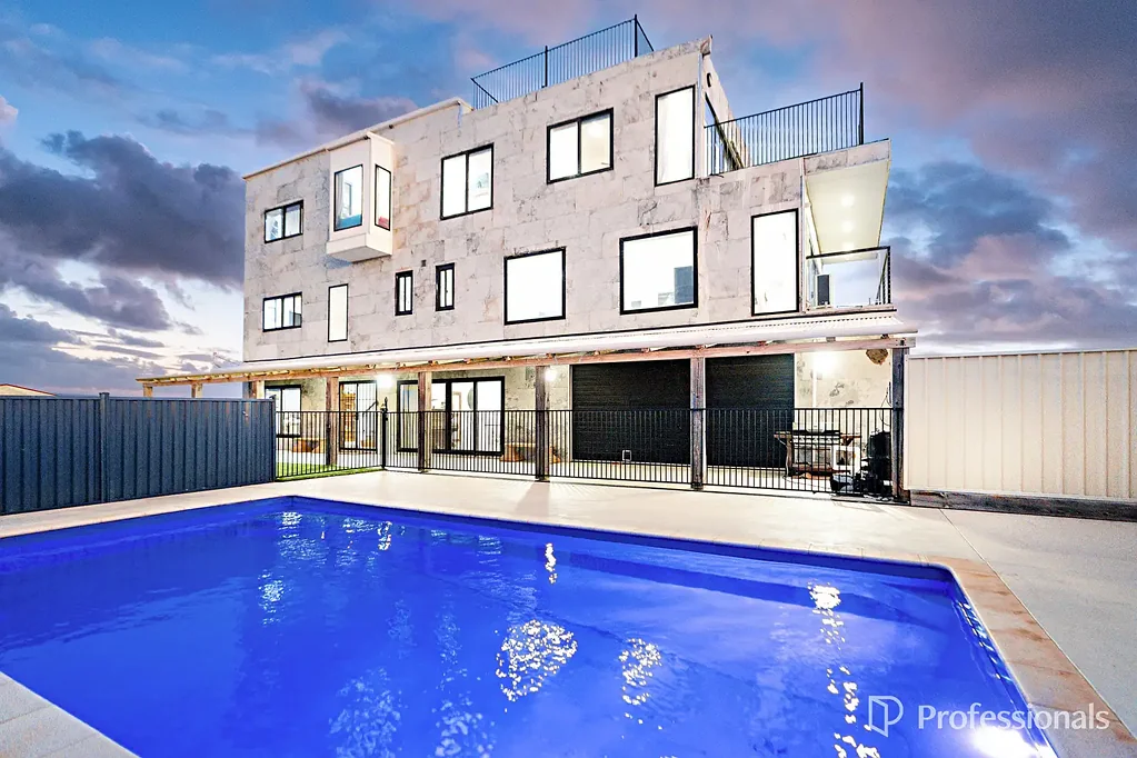 2 Abrolhos Close, Greenough, WA 6532