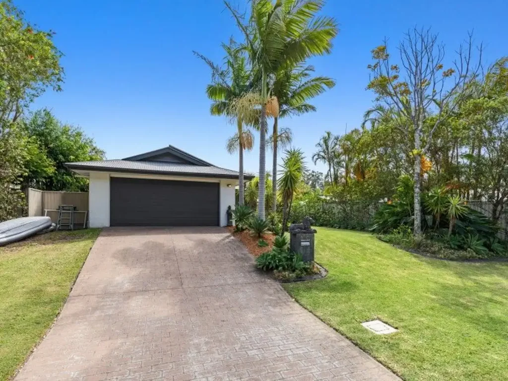 Spacious 4 bedroom family home in Koala Beach