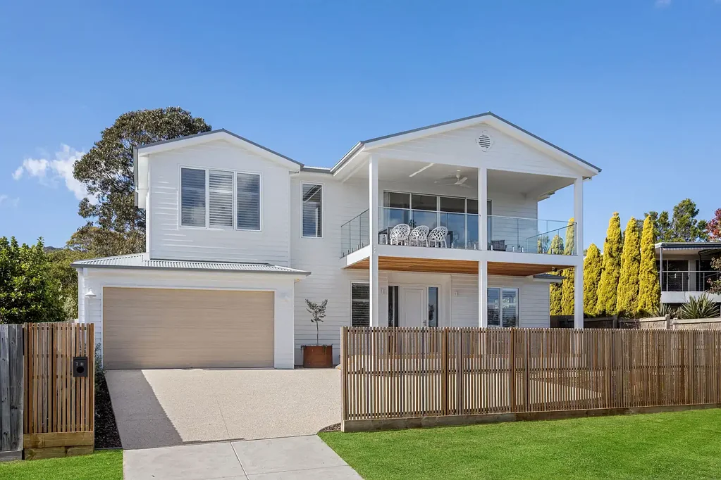 Mccrae 4房 Port Phillip Bay位置  Hamptons风格设计  James Hardie外墙  Smeg电器厨房  双车库带卷帘门  海湾景观露台 Coastal Hamptons Elegance with Bay Views