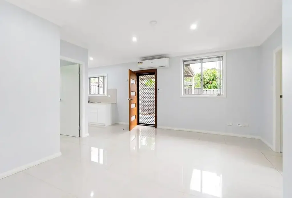 Modern 2 bedroom granny flat with all the best features located minutes Drive to Blacktown Main St and shops.