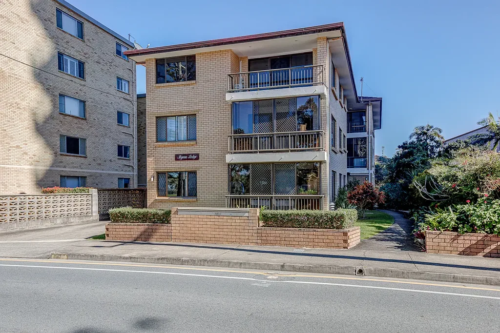 Coastal Lifestyle & Ocean Views – Spacious Apartment in Prime Broadwater Location