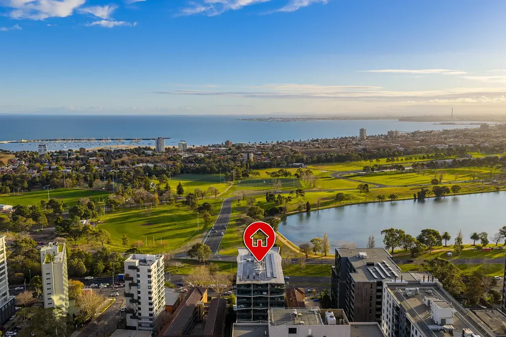 Melbourne 3房 湖景城市天际 精致设计血统 宽敞自然采光 高端厨房设施 无缝室内外流 奢华度假村式 优越湖畔地段 Refined Sixth-Floor Living with Expansive Albert Park Lake & City Views