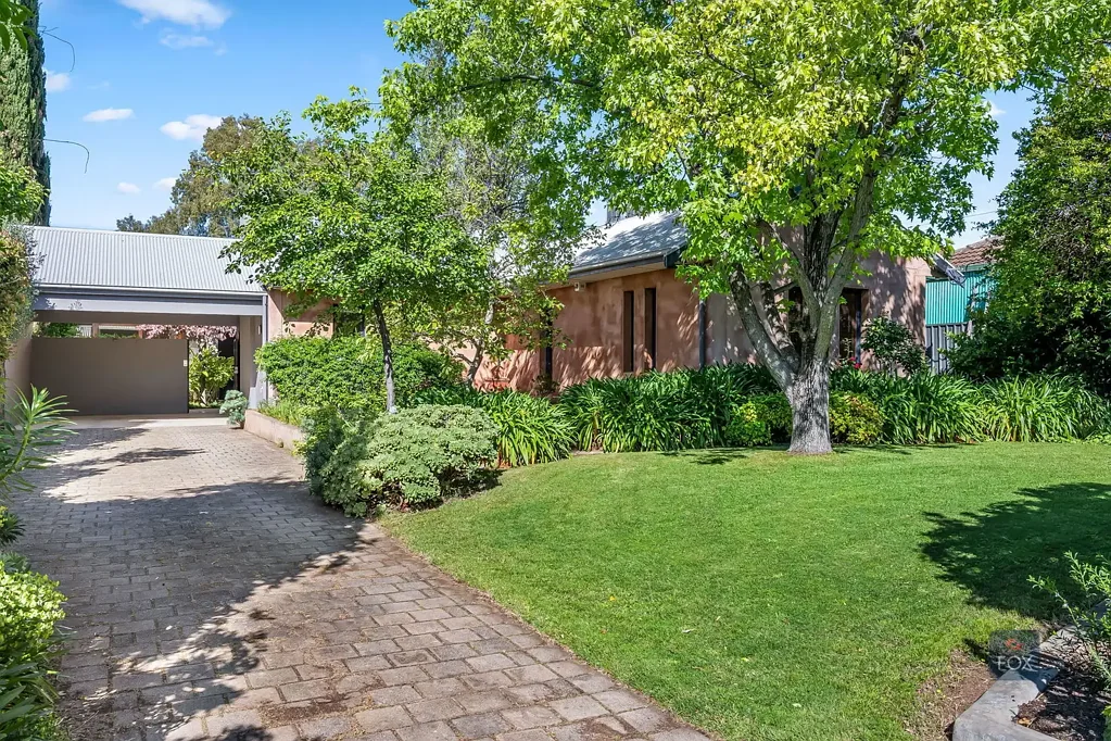 Walkerville 4房  Inviting & friendly, the ideal residence for relaxed family living sited on a superb land holding of 1458sqm approx. with desirable grass tennis court