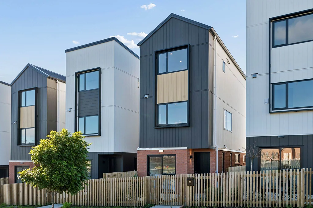 Flat Bush 3部屋 Modern - Freehold - Standalone - Living - Location