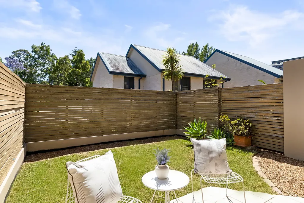 Hornsby 3房 宽敞联排别墅 私密花园宁静 后院全围栏 主卧带套间 双车库安全 步行火车站购物中心 Private and modern townhouse, freshly updated