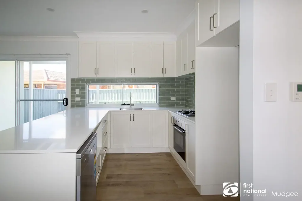 BRAND NEW EXECUTIVE TOWNHOUSE IN THE HEART OF MUDGEE
