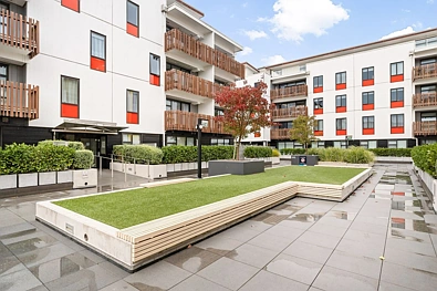 Great location with carpark and storage unit!!