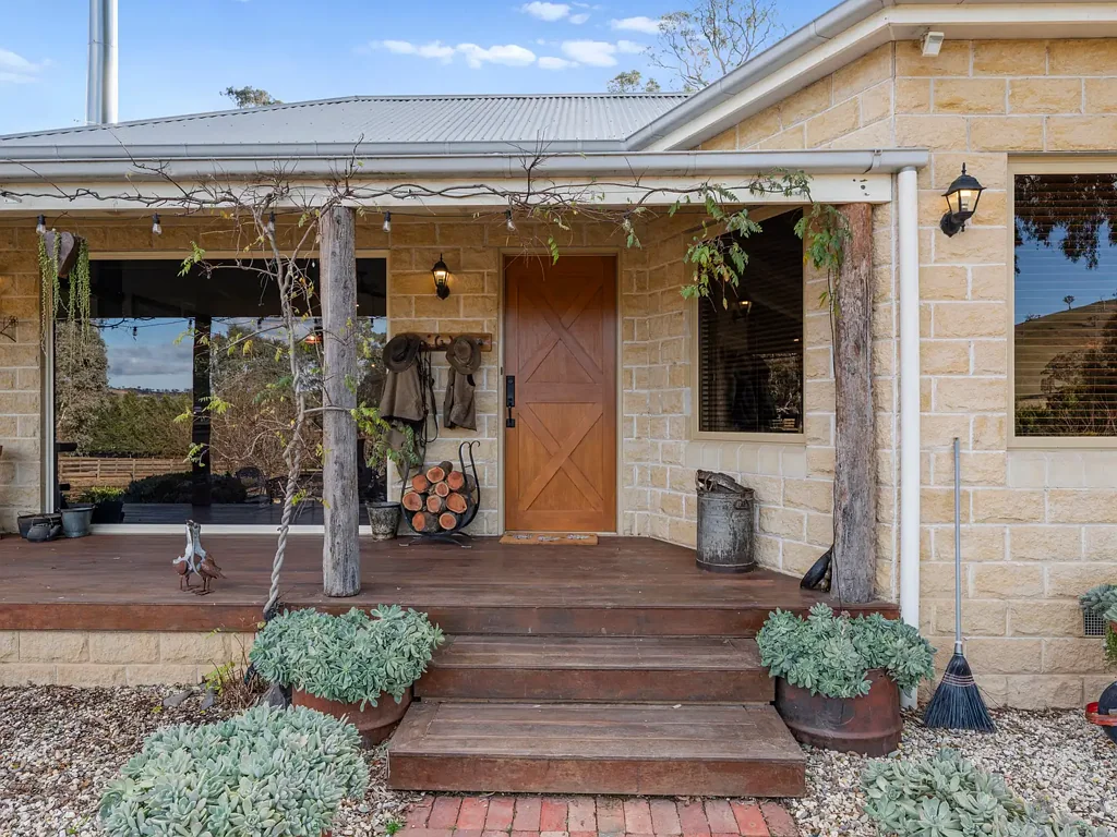 Bonnie Doon 4 Bedroom Karinya - Elegant Lifestyle Acreage with Equestrian Appeal