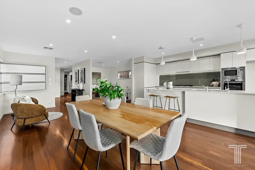 Coorparoo 5 Bedroom Modern Family Home Close to Cafes, Parks and Schools