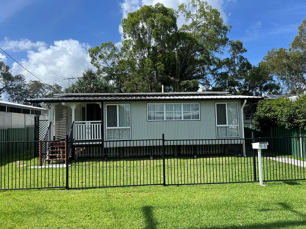 Easy-Care Island Living in a Fully Fenced Cottage - $450pw