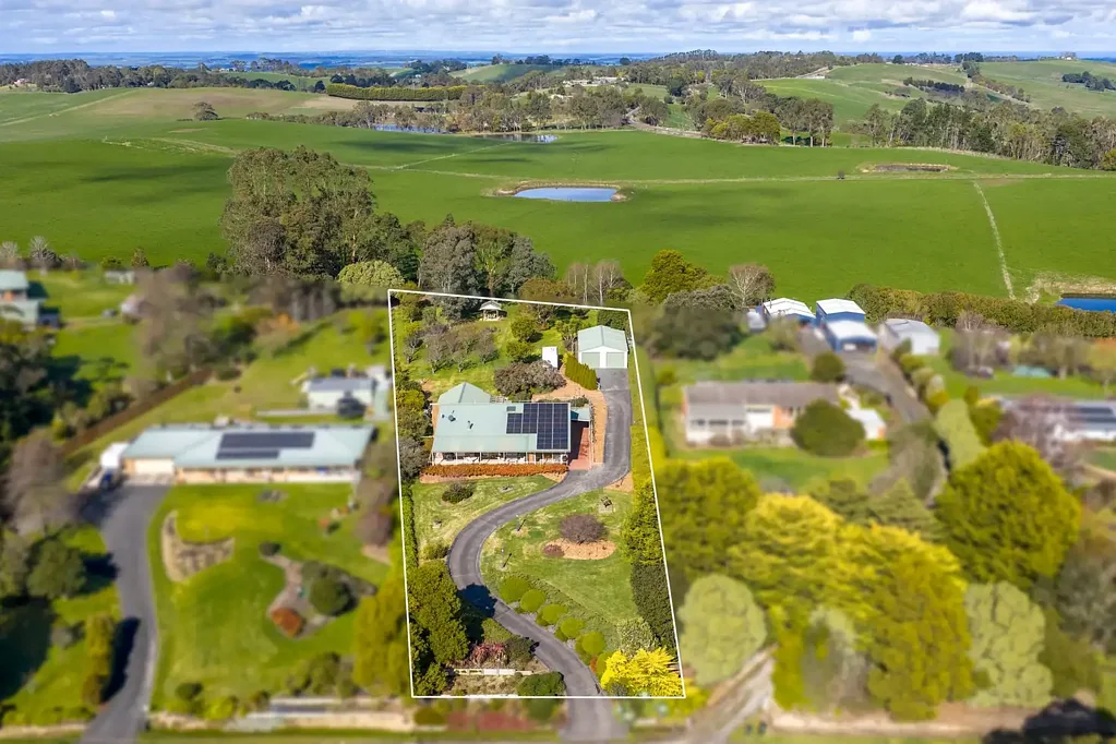 Korumburra 4 Bedroom Luxury Living in a hill side Sanctuary
