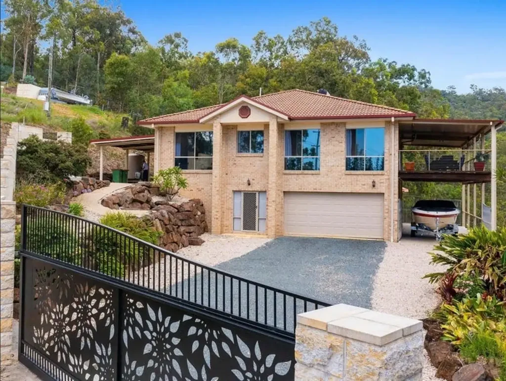 Short or Long Term Rental for your Extended family in Tallai. Secure undercover parking for caravan, boat & many cars. Huge Shed with mezzanine.