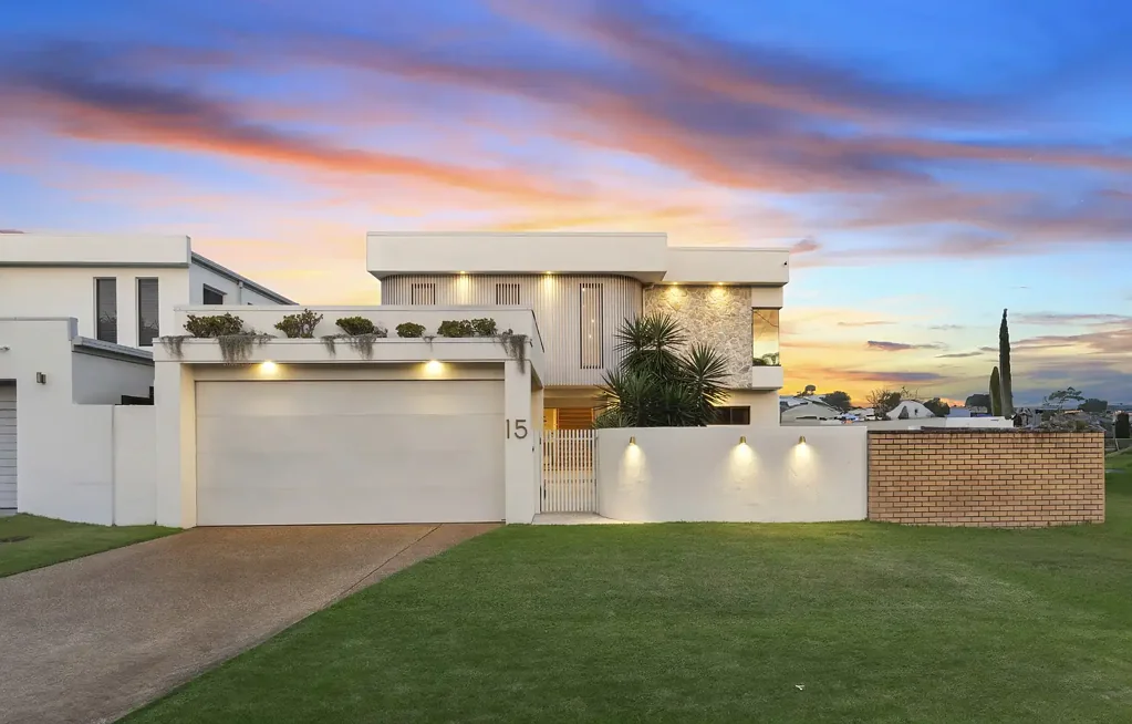 Bundall 5બેડરૂમ Luxurious Palm Springs Inspired Family Home - Owner Relocating Overseas - Absolutely Will Be Sold at Auction, If Not Prior!