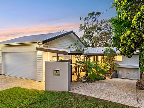 Burleigh Heads 4 Bedroom Coastal Living, Surrounded by Nature
