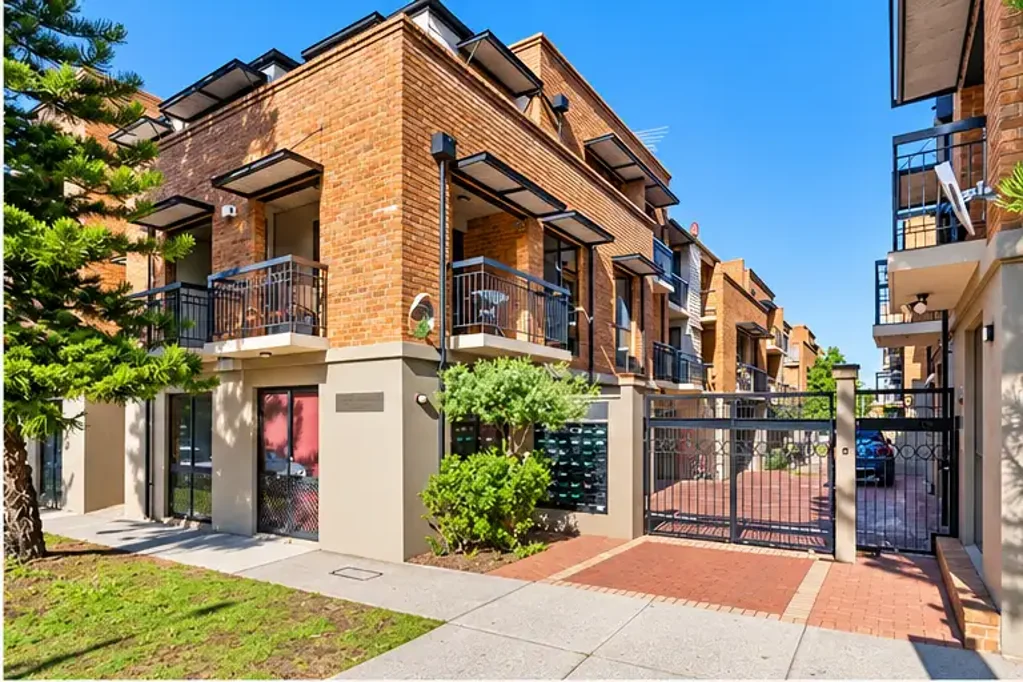 Perth 2房  SPACIOUS INNER-CITY APARTMENT WITH TWO BALCONIES