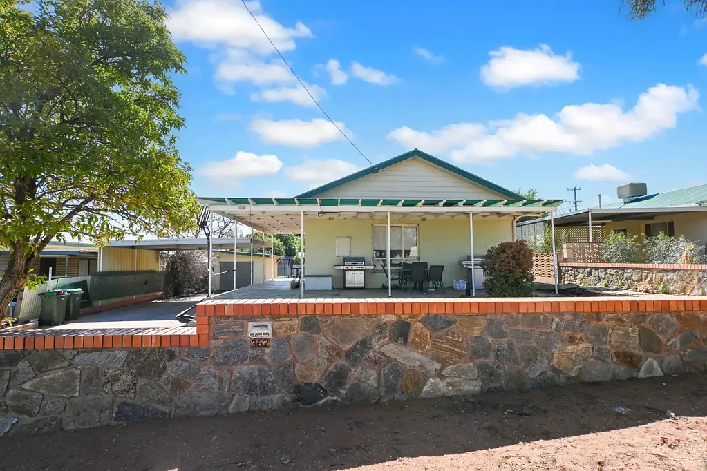 Broken Hill 3 Slaapkamer LEASED AT $330 PER WEEK UNTIL OCTOBER 2026
