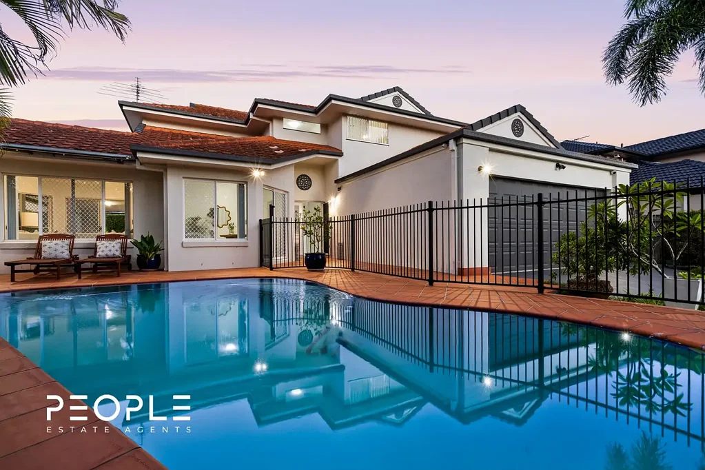 Carindale 6房  精心翻新的家庭住宅，位于备受追捧的卡兰戴尔社区  Fully Renovated and Ready to Move In - Mansfield State High School Catchment