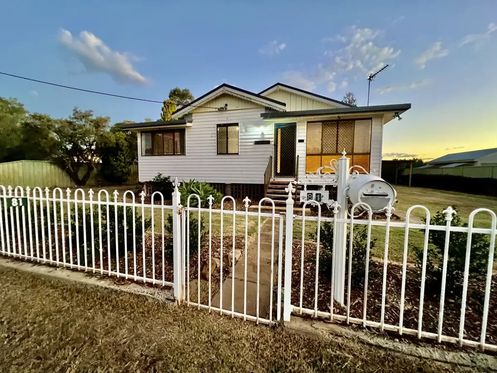 Oakey 4房  Centrally Located Family Home on Nearly ¼ Acre