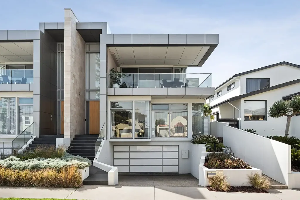 Somerton Park 4房  Reach out and touch the sand from a Somerton Park sanctuary that levels up your lifestyle…