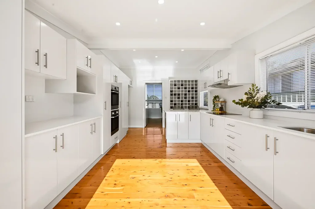 Lalor Park 5房 宽敞735m²地块 多功能独立套房 品牌美食厨房 全屋木地板 宁静便利地段 Spacious Family Living with Separate In-law accommodation on 735m²
