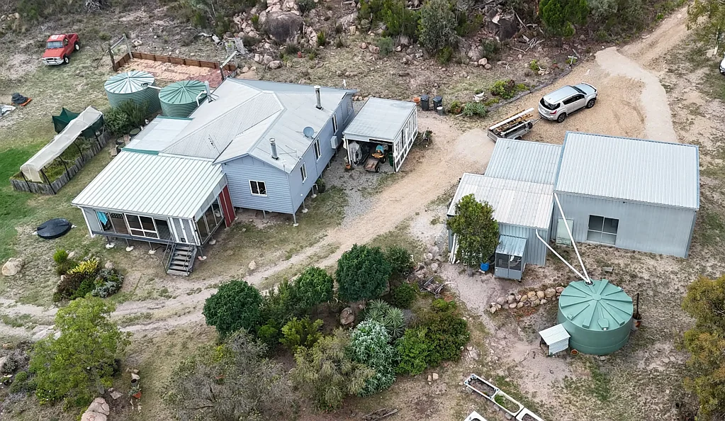 Glen Aplin 2 Bedroom Acreage and Renovated home - Only 10 mins South of Stanthorpe