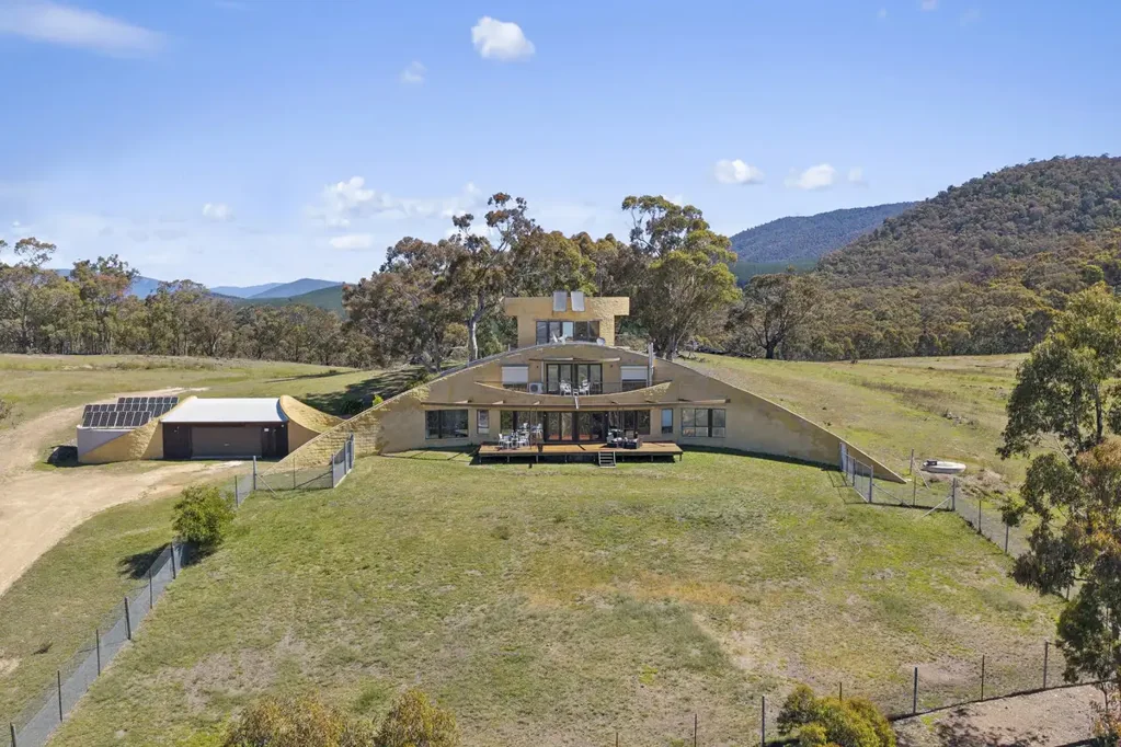Stromlo 4Zimmer Architectural Mud Brick Masterpiece with Sustainable Design