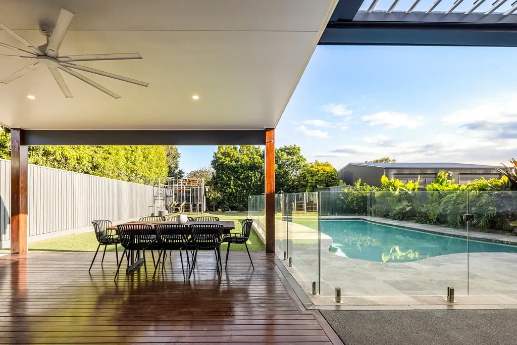 Woody Point 4ਬੈੱਡਰੂਮ Your Coastal Retreat - Designer Home Just 700m from the Water