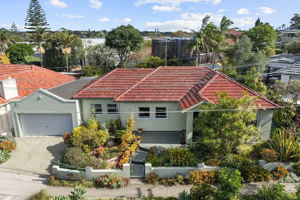 Maroubra 3房 朝北阳光 449sqm花园 海景主卧 高天花板 木地板 后院果树 超大车库 步行海滩 Single Level, Double Brick Beach House – 600m Walk To The Sand