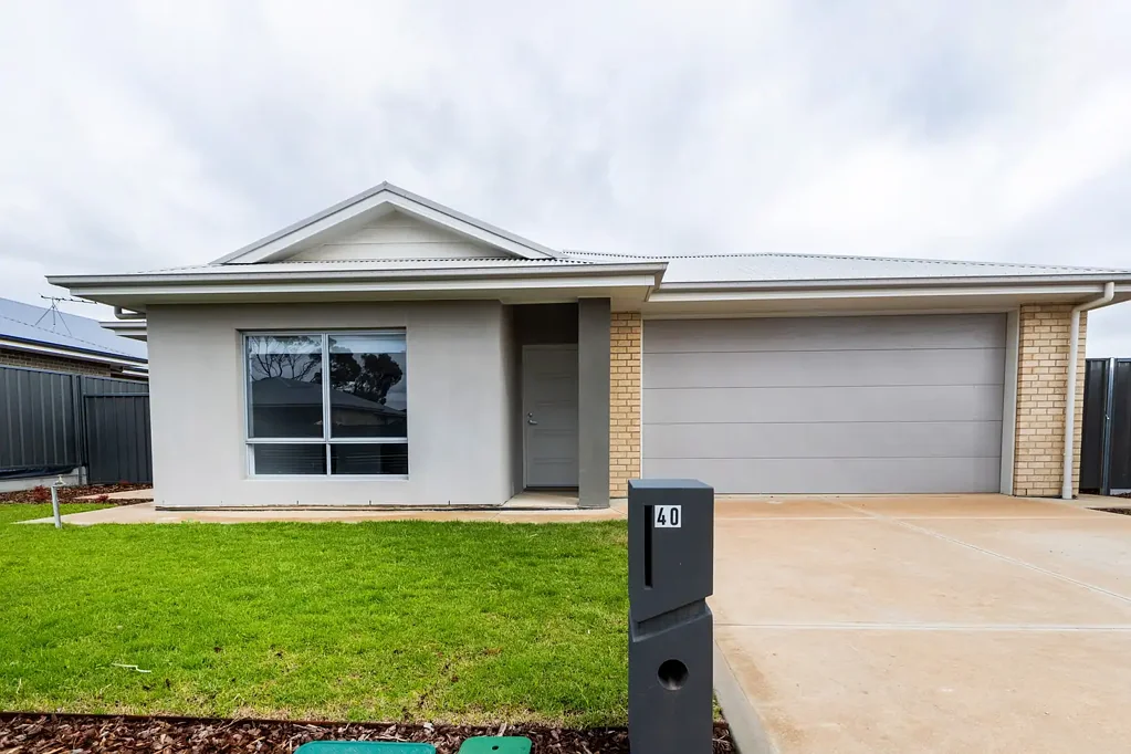 Murray Bridge 4कमरा Modern Living in "Newbridge Estate"