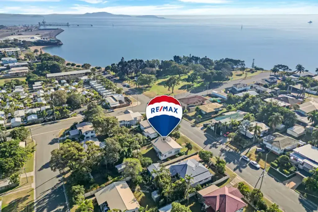 Barney Point 2 Bedroom Coastal Charm - Walk to the Beach!