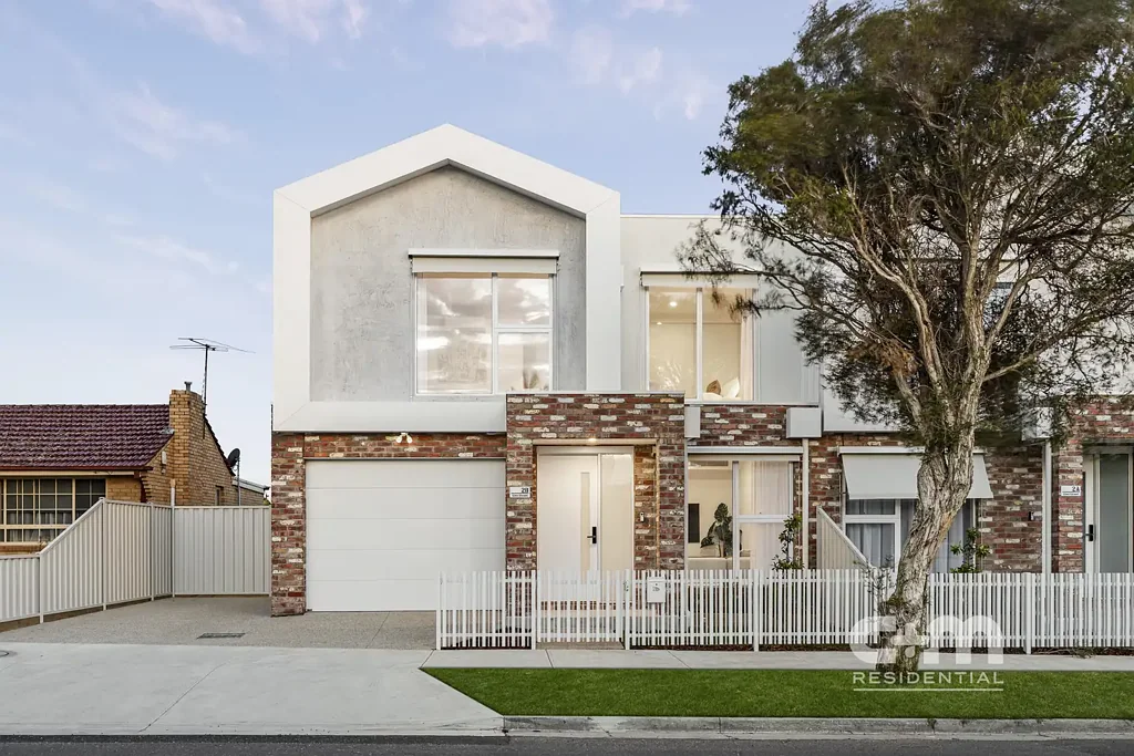 Glenroy 4房 全新砖砌联排别墅 建筑设计四卧 主卧带套间 美食厨房步入式储藏 宽敞起居区 低维护庭院 独立车位 无物业费 She's GOT the LOOK!