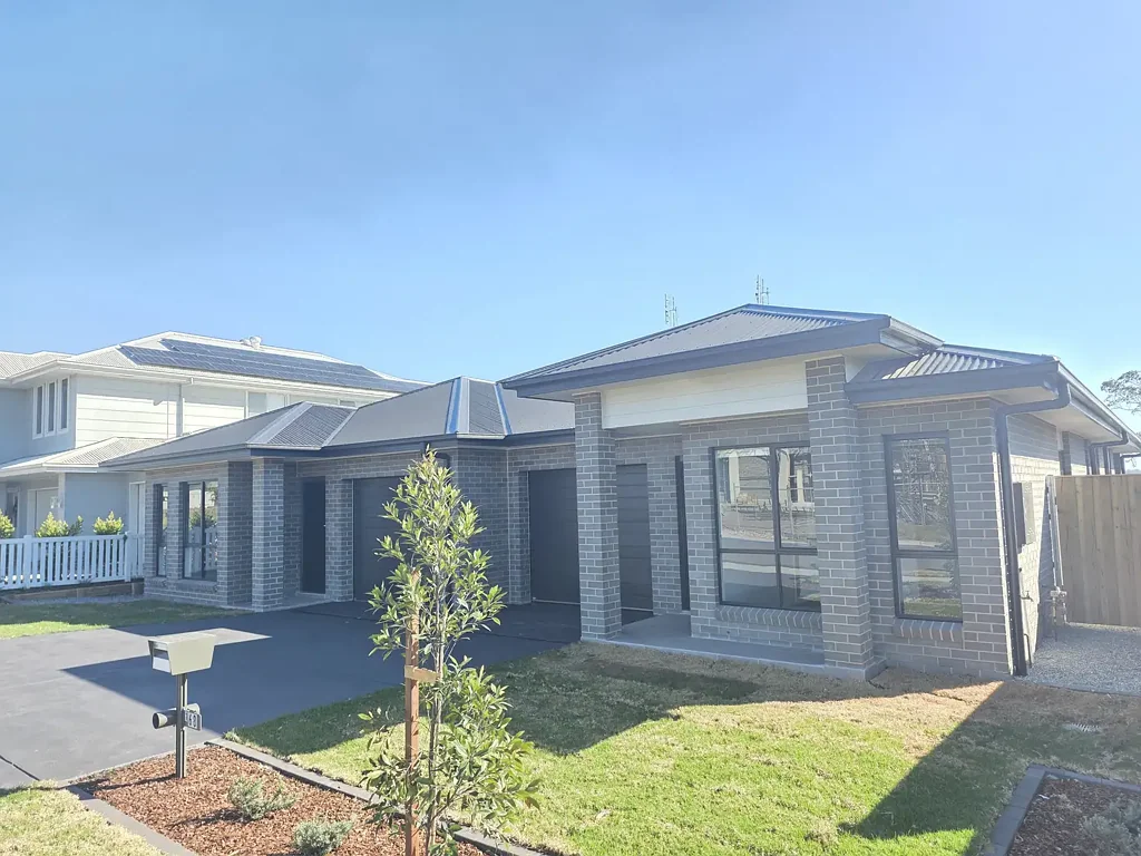 Brand new 3 bedrooms house for first lease