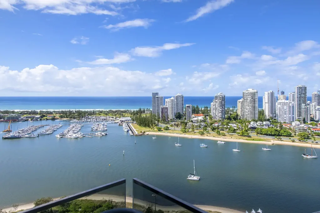 Southport 2房  Vacant & Ready to Make your home -  Views and location 1 of the best !