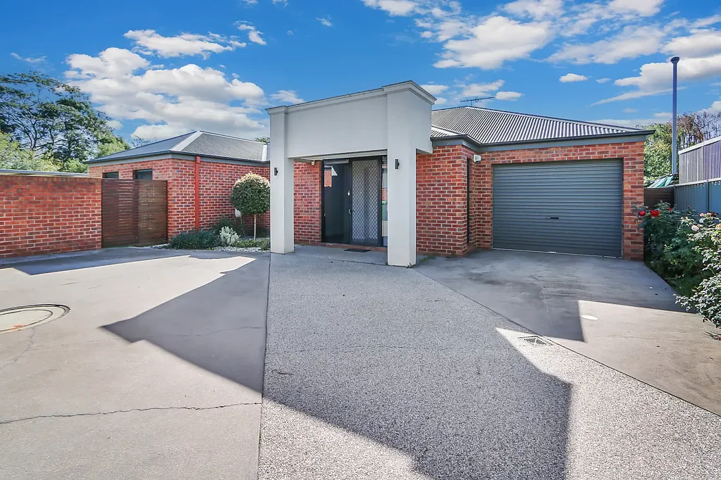 Corowa 3 Slaapkamer PRICE REDUCED: CRAFTSMAN BUILT TOWNHOUSE - COROWA CBD
