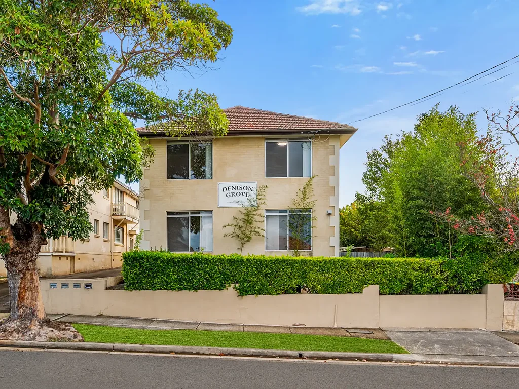 Parramatta 2房 宽敞客厅阳台 壮丽城市天际线 超大U形厨房 两卧带镜柜 主卧配浴缸 中性耐用地毯 安全单车库 步行繁华CBD Prime Opportunity in the Heart of Parramatta