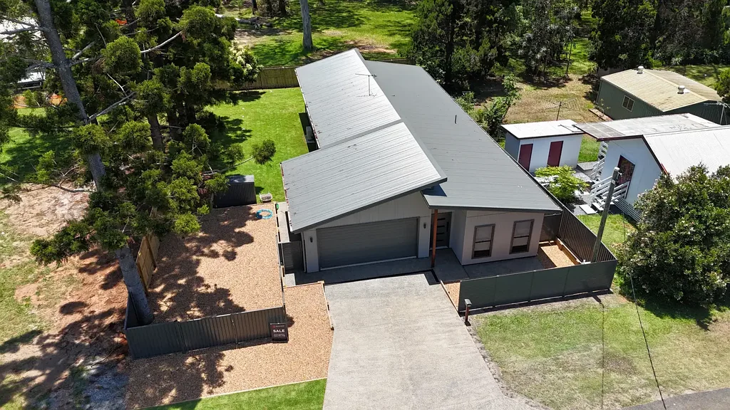 Macleay Island 3房 全新现代住宅 岛屿悠闲魅力 现代灰绿外立面 宽敞卧室带步入式衣帽间 设计师厨房Westinghouse电器 开放式起居区连接户外空间 全围栏草皮成熟遮荫树 Brand New Contemporary Home – Island Elegance Meets Effortless Living