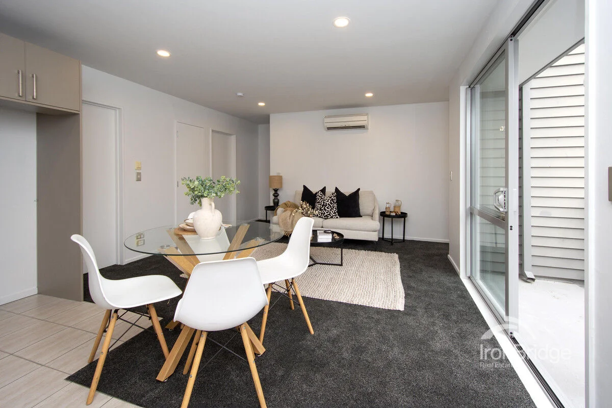 172d Edgeware Road, Edgeware, Christchurch, 3 침실, 2 욕실, Townhouse