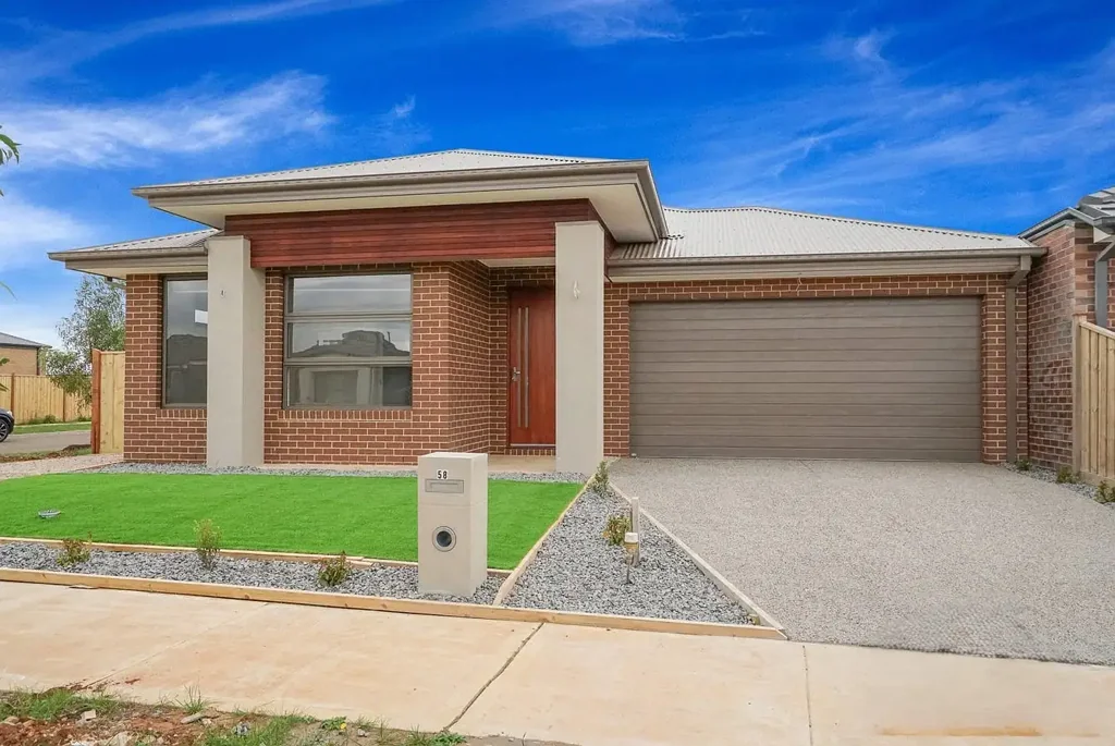 Stunning 4 Bedroom Family Home in Strathtulloh!!
Near Opalia Shopping Centre, Cobblebank and Rockbank Station!!