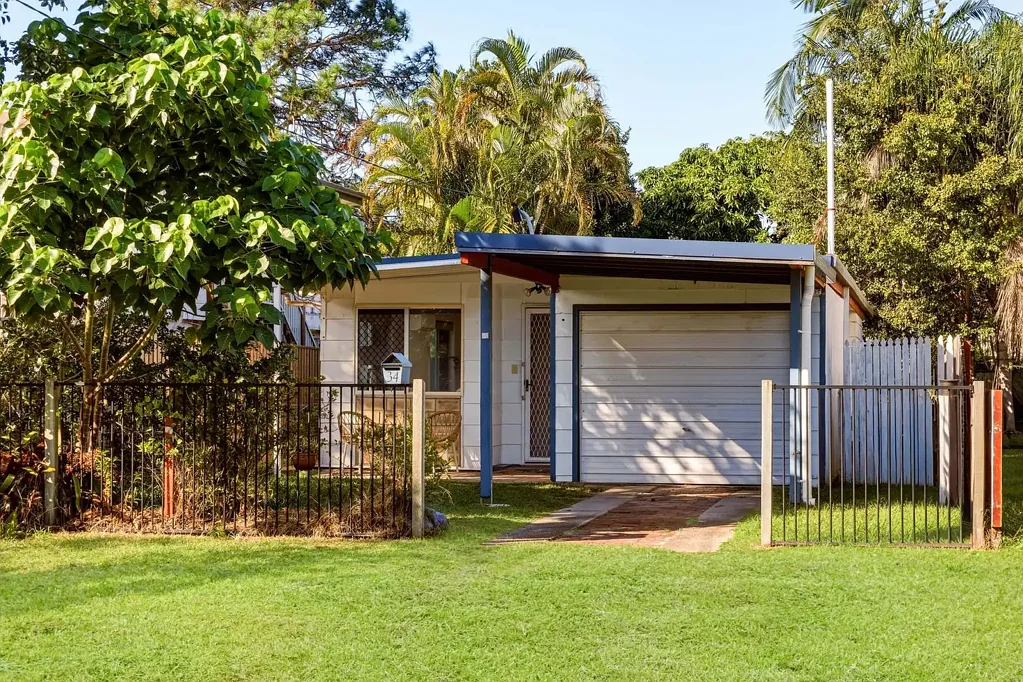 Redcliffe 3침실 Fresh Low-Set Living with a Leafy Backyard & Easy Peninsula Convenience