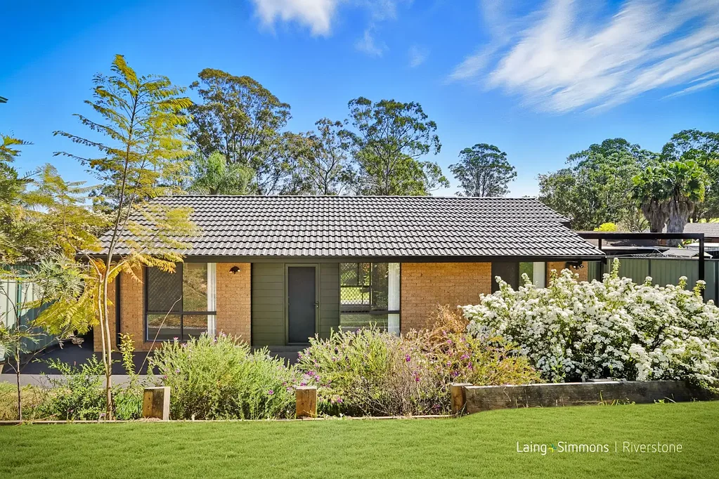 Cranebrook 3房 宽敞卧室三间 内置衣柜吊扇 宽敞客厅木地板 分体空调 自然光线充沛 现代石材台面厨房 不锈钢电器 食品储藏室 低维护后院 户外娱乐区 露台 车棚充足停车位 FAMILY HOME with PERFECT CONVENIENT LIVING