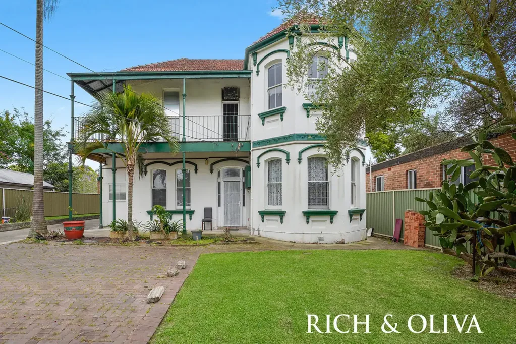 Renovated Two Bedroom Unit Of Huge Proportions!