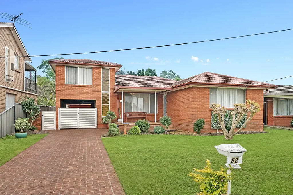 Seven Hills 4房 Metella学区房 556sqm宽地 四卧大房 现代厨卫 户外娱乐空间 Generous Family Home in Metella Road Catchment